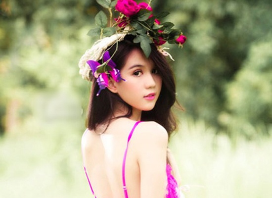 Ngọc Trinh thường dùng phấn má màu hồng nhạt hoặc hồng đào.