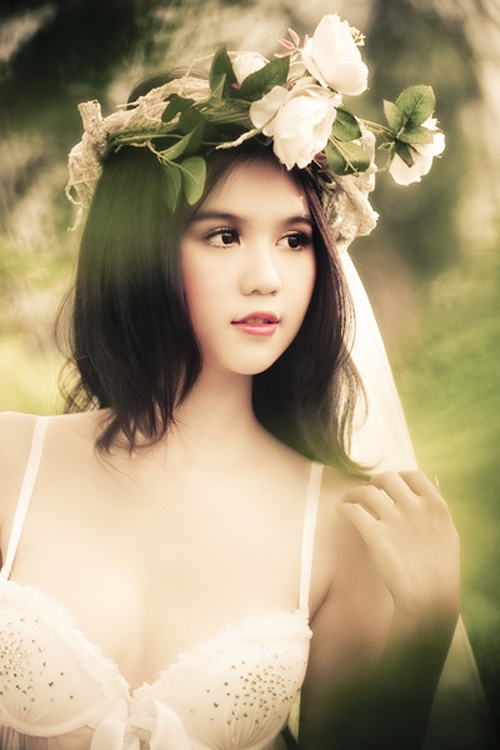 Ngọc Trinh thường dùng son hồng ngọt ngào trẻ trung vào ban ngày, son đỏ, cam sang trọng cho tiệc tối.