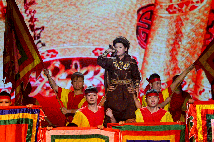 Tiết mục Dòng máu lạc hồng của Mai Chí Công được dàn dựng công phu, tỉ mỉ.