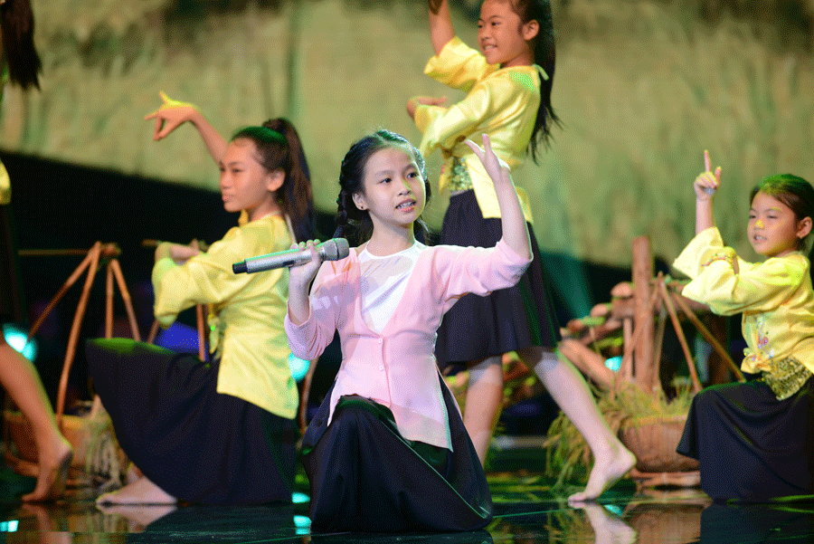 Hà Trang rất duyên dáng khi hóa thân thành nàng thiếu nữ ở các vùng quê Bắc Bộ.