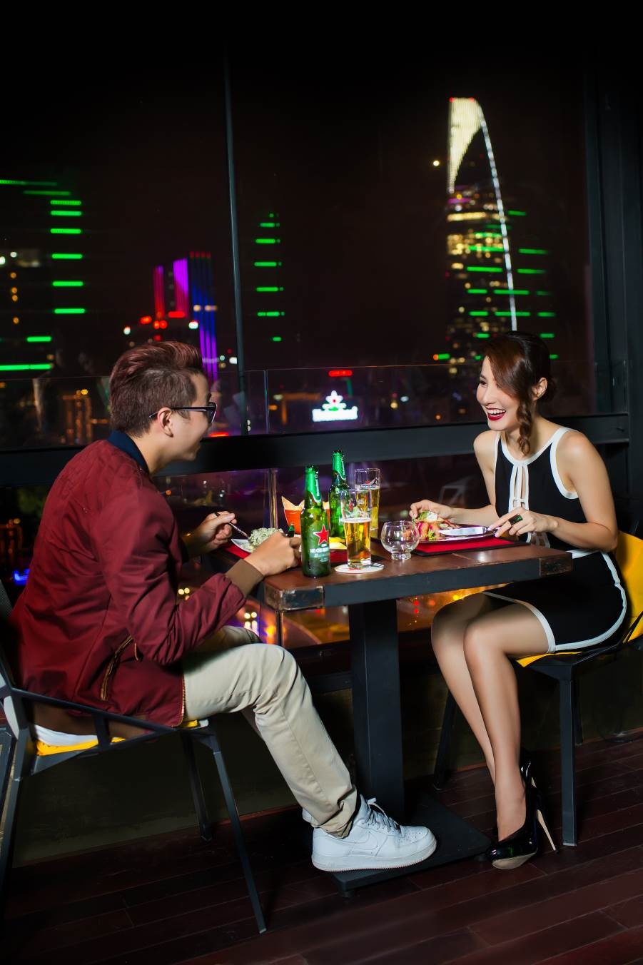 Diễm My và Karik đều thích thú với việc trò chuyện và ngắm nhìn thành phố từ trên cao.