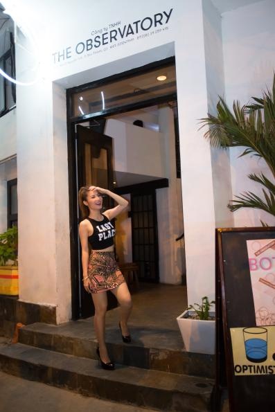 Diễm My thích thú cùng bạn bè cảm nhận âm nhạc bằng cả thính giác, thị giác và xúc giác tại không gian nghệ thuật rộng mở đầy màu sắc tạiThe Observatory.