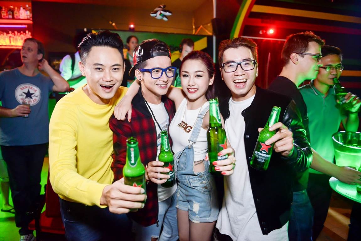 Karik thích thú tận hưởng giai điệu Reggae mê hoặc tại Saigon Vibrations Reggae Bar.