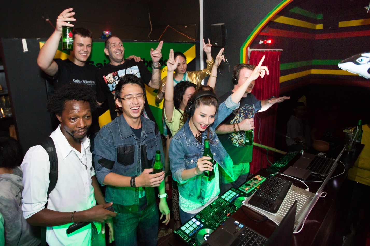 Diễm My thích thú thử làm DJ.