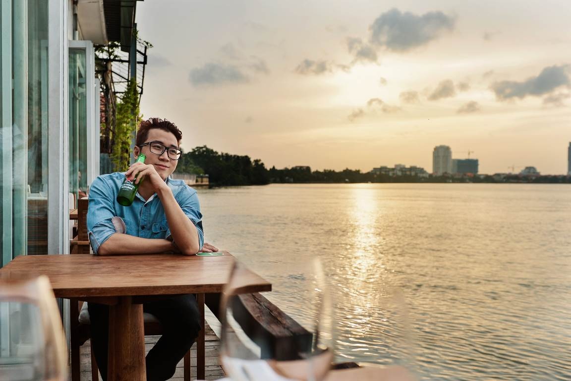 Khoảnh khắc trầm tư của Karik khi ngắm hoàng hôn tại The Deck - nhà hàng mang đậm phong cách châu Âu bên bờ sông Sài Gòn.
