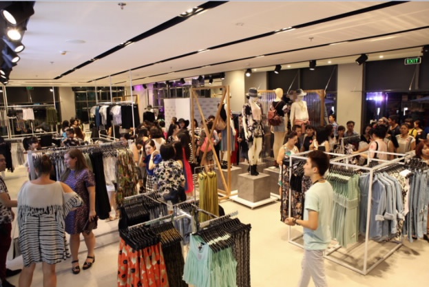 Các fashionista của thủ đô tấp nập chọn đồ.