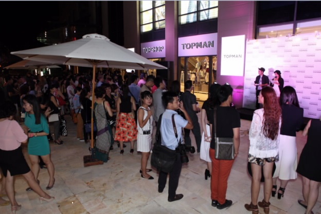 Bạn trẻ yêu thích sản phẩm của Topshop Topman có thể đến chọn đồ tại tầng trệt, tòa nhà Hoàng Thành, 114 Mai Hắc Đế, Hai Bà Trưng. Độc giả có thể vào đây để biết thêm thông tin chi tiết.