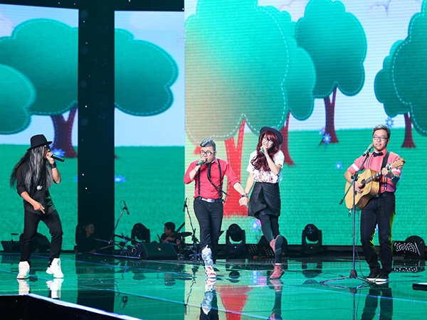 F Band với những tiết mục sôi động và mới mẻ được khán giả ưu ái đặt biệt danh 3D (đẹp - độc - điên).