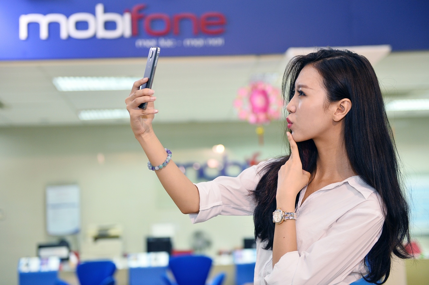 Cũng như rất nhiều bạn trẻ, Ngọc Châm có sở thích chụp hình “tự sướng”, lướt web, truy cập mạng xã hội, thậm chí “nấu cháo” điện thoại để “tám” với bạn bè, nhưng cô bạn không phải đầu tư quá nhiều chi phí cho cước di động. Bí quyết của Châm là tận dụng triệt để ưu đãi dành cho sinh viên của MobiFone. “Châm thấy các khuyến mãi của nhà mạng hữu dụng với sinh viên lắm, giúp mình liên lạc, truy cập 3G thoải mái mà không quá tốn kém. Châm cũng mách cho nhiều em khóa mới điều này vì hòa mạng Q-Student từ 20/8, các em không chỉ được tặng tài khoản, SMS, data trong suốt các năm học như Châm mà còn được đổi sang số mới đuôi 95-96 hoàn toàn miễn phí”, cô bạn chia sẻ. 