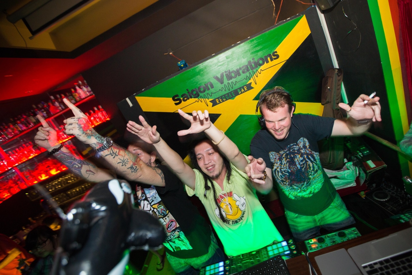 Không gian đậm chất châu Mỹ với những giai điệu Jamaica sôi động tại Saigon Vibrations Reggae Bar.