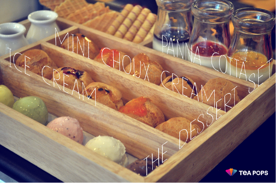  The Dessert Set với bánh su, panna cotta, kem, bánh quế được dùng kèm 3 loại sốt.