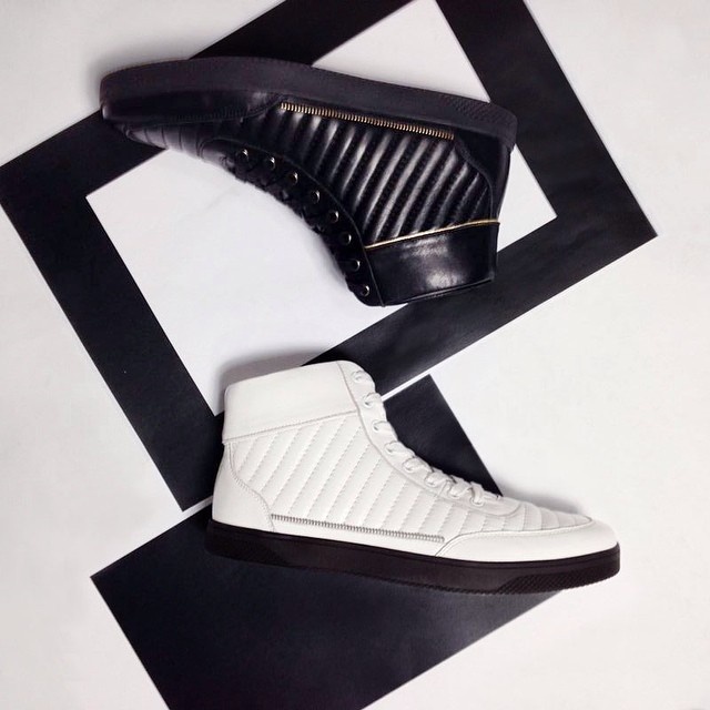 Những đôi giày sneaker cổ cao trở nên khỏe khoắn hơn với chi tiết khóa kéo và đường may chần mạnh mẽ.