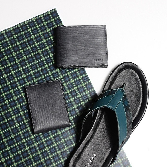Đôi dép xỏ ngón kết hợp 2 gam màu đen, xanh thẫm trong chất liệu da nubuck có điểm nhấn là chi tiết sọc Scotland và đinh tán sẽ là lựa chọn hợp lý cho các bạn trai thích sự thoải mái và tiện dụng. Độc giả có thể xem thêm các mẫu mới của Pedro tại đâyhoặc trực tiếp ở các hệ thống cửa hàng.