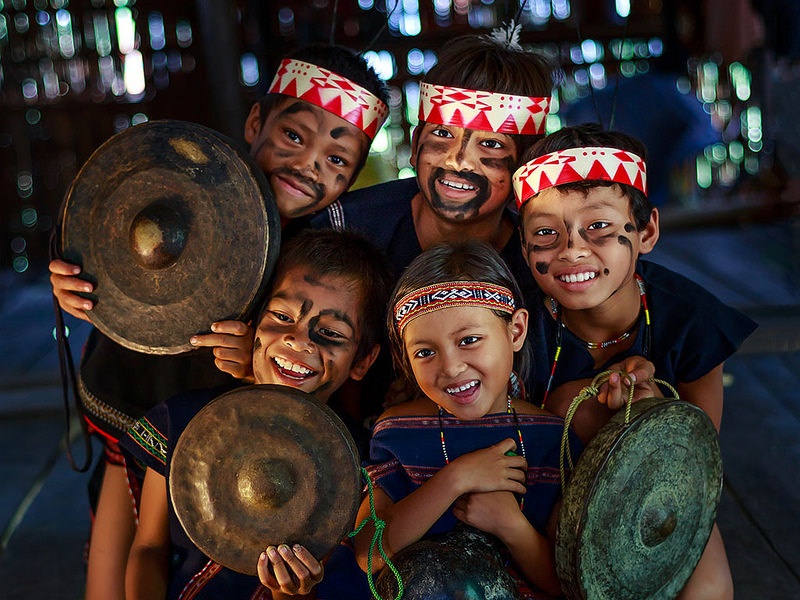 Những em bé Tây Nguyên trong ngày hội cồng chiêng được nhiếp ảnh gia Trần Liệt Hùng lưu lại trong bức ảnh có chủ đề Nụ cười Tây Nguyên.