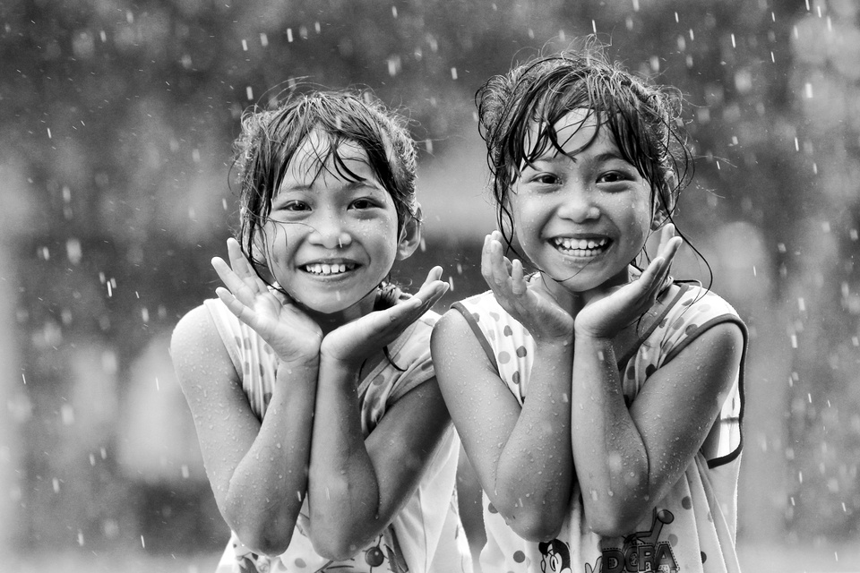   Khoảnh khắc trẻ thơ nô đùa dưới mưa qua ống kính Trần Văn Tuấn.