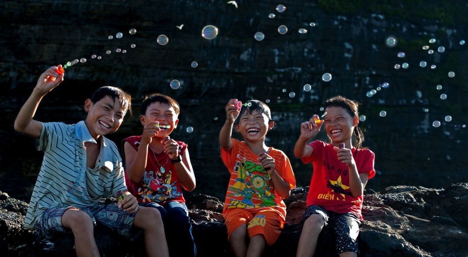 Trịnh Thu Nguyệt thể hiện góc nhìn tinh tế, nhân văn với tác phẩm Nụ cười biển đảo.