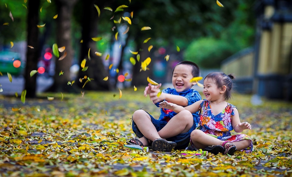 Nụ cười tuổi thơ – tác phẩm đầy sắc màu của Trần Anh Tuấn.