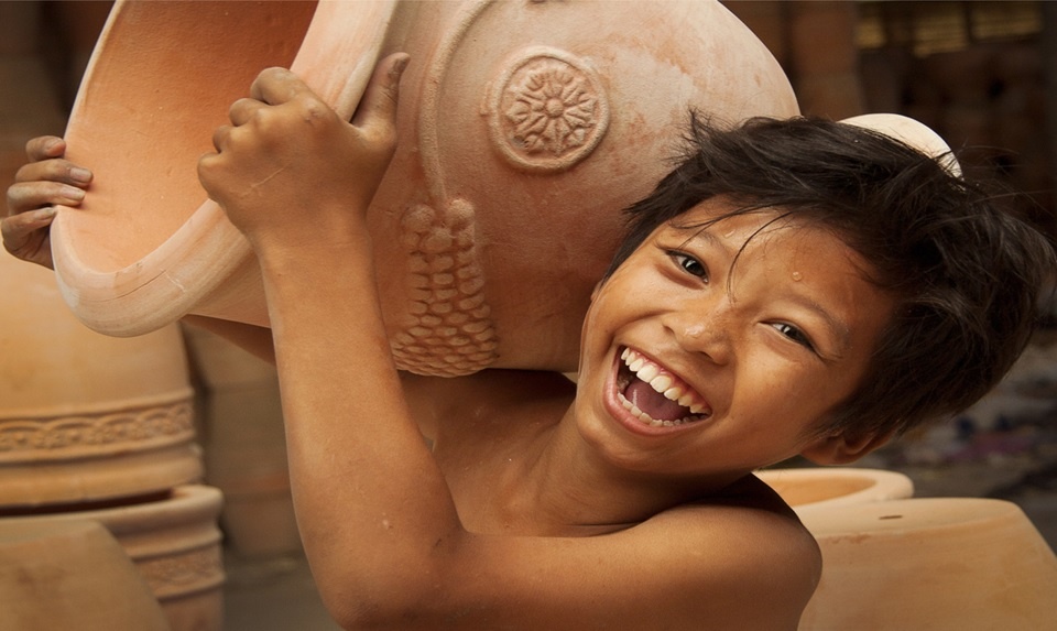   Nụ cười hạnh phúc của em nhỏ trong bức hình Hồn nhiên  của tác giả Dương Hoàng Hạnh.