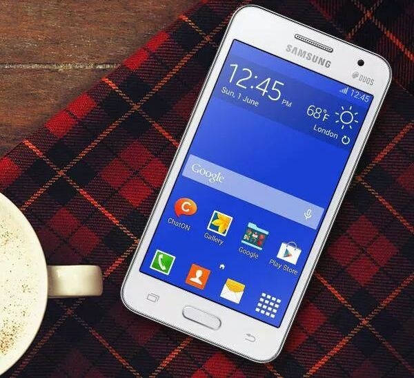 Samsung Galaxy Core 2 với màn hình rộng 4,5 inch giúp bạn trẻ dễ dàng selfie với gương.