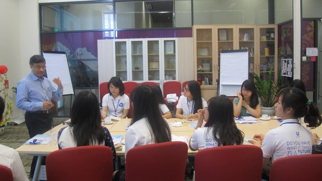 Quang cảnh trại huấn luyện U Camp 2013. Trong ảnh là JV Raman – Chairman của Unilever Việt Nam đang chia sẻ kinh nghiệm cho các đội thi.