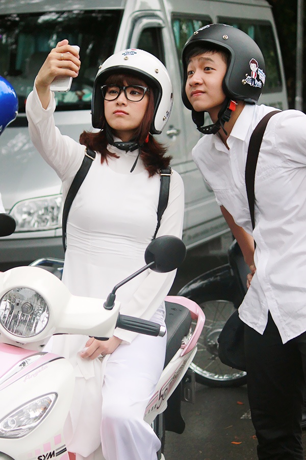 Cả hai thường xuyên chụp ảnh “tự sướng” để đăng lên facebook, chia sẻ với người hâm mộ. Độc giả có thể vào đây (add link: http://mybuddy.vn/) để cập nhật thêm thông tin về Hoàng Yến và Duy Quang.