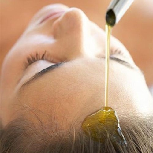 Thoa dầu gội khi tóc khô sẽ khiến tóc bị rụng và trở nên xơ xác.