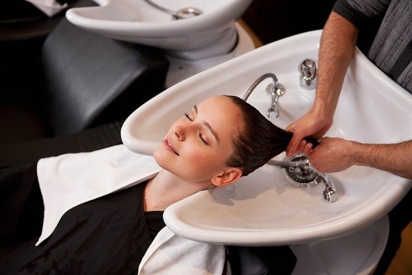 Bạn gái chỉ nên gội đầu thật sạch với một lần dầu.
