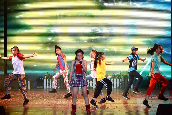 Quỳnh Nhi biểu diễn ca khúc Baby one more time cùng nhóm nhảy ABC thiên thần.