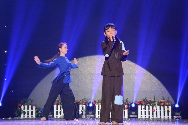 Ngọt ngào và sâu lắng với ca khúc Quê em mùa nước lũ, của thí sinh Thiên Ngân 11 tuổi đến từ Đồng Tháp.