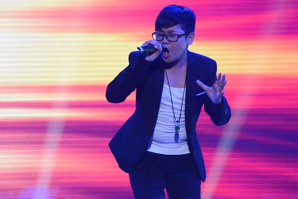 Cau be hat 'Listen' dang quang Giong hat nhi Coopmart hinh anh