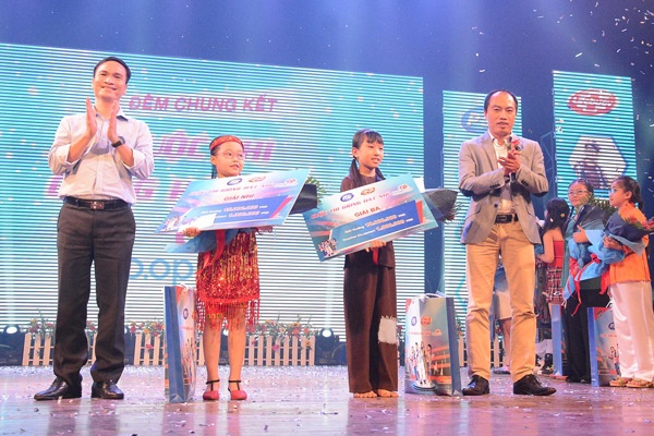 Đại diện Công ty Unilever Việt Nam và siêu thị Co.op Mart trao giải nhì và giải ba cho hai thí sinh Hà Chi và Thiên Ngân.