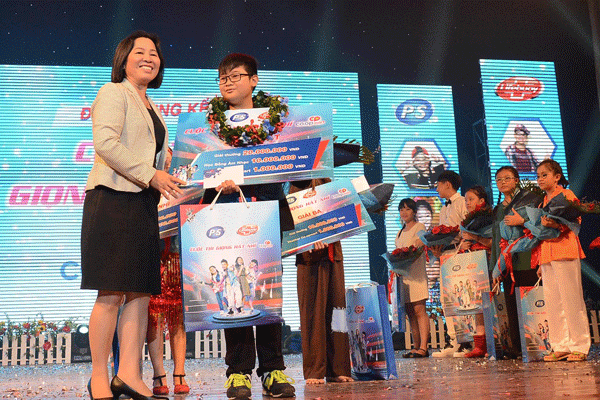 Bà Nguyễn Thị Hạnh, Tổng Giám đốc Saigon Co.op trao giải nhất cuộc thi cho thí sinh Đỗ Tuấn Lịch. 