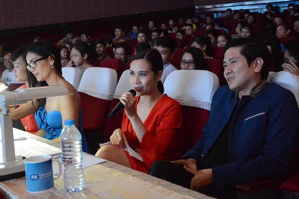 Nhạc sĩ Hồ Hoài Anh và ca sĩ Lưu Hương Giang giám khảo của cuộc thi Giọng hát Việt nhí cũng được mời làm ban kháo giảm của đêm thi chung kết Giọng hát nhí Co.op Mart 2014.