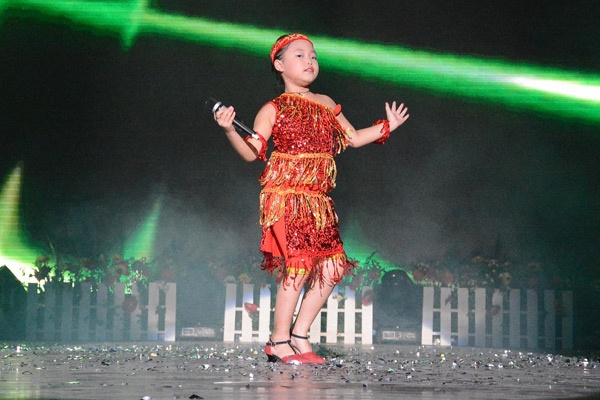 Sôi nổi và cuốn hút với phần trình bày của thí sinh Hà Chi đến từ Hà Nội qua ca khúc Hơ ren lên rẫy.