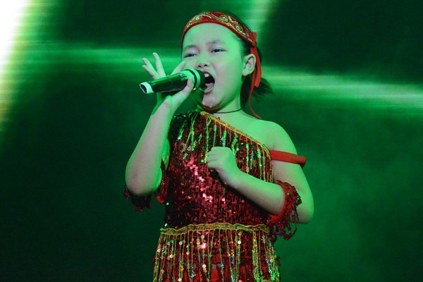 Sôi nổi và cuốn hút với phần trình bày của thí sinh Hà Chi đến từ Hà Nội qua ca khúc Hơ ren lên rẫy.