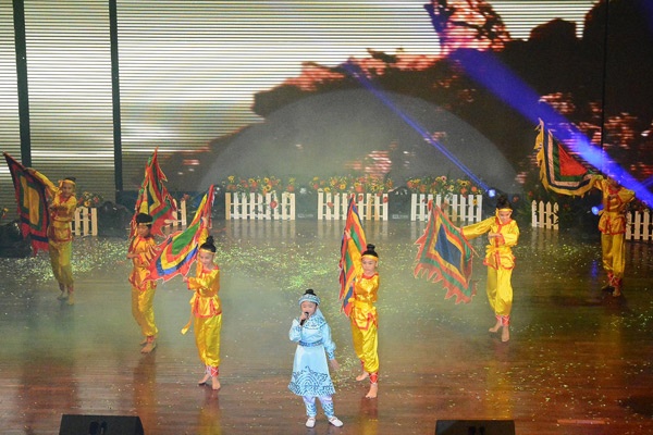 Vũ Thị Hoàng Yến 8 tuổi đến từ TP.HCM, dự thi bài hát Hòn vọng phu trong đêm thi chung kết.