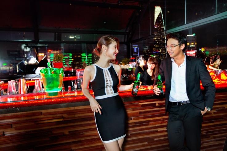 Diễm My thích thú với việc gặp gỡ bạn bè và nhìn ngắm TP.HCM từ trên cao.