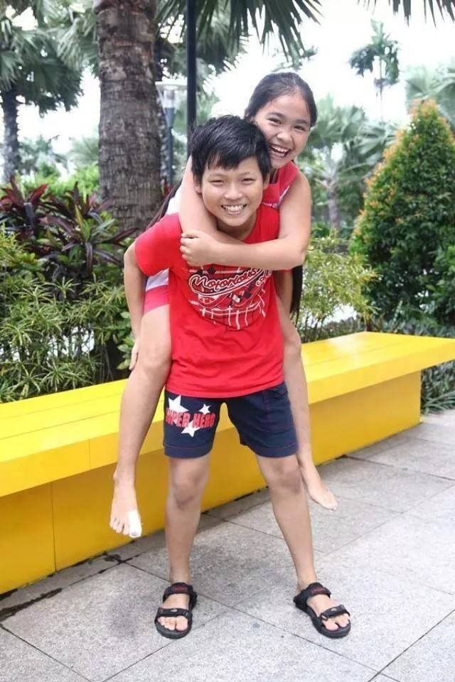 Chí Công cõng Thiện Nhân khi em bị thương ở chân.