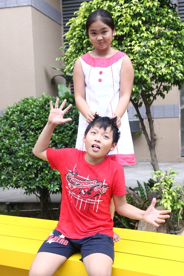 Trong khi đó, cô em gái nhỏ thường xuyên “bắt nạt” anh trai.