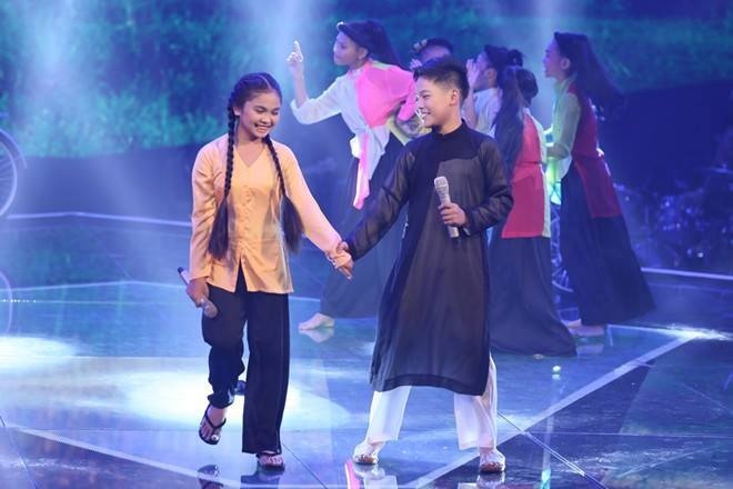 Ở đêm bán kết 1, cả hai đã có phần song ca Thương nhau lý tơ hồng rất ăn ý. Chí Công thể hiện sự ga lăng khi chủ động nắm tay, khoác vai Thiện Nhân, khiến cô bé nhà nông xấu hổ, bẽn lẽn.