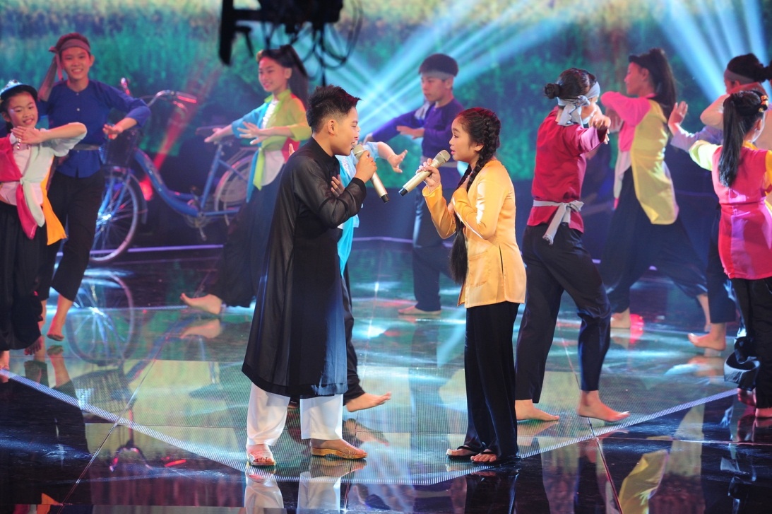 Khi cùng hòa giọng, hai thí sinh nhí không hề tỏ ra lấn lướt nhau, mà rất hòa quyện, thăng hoa.