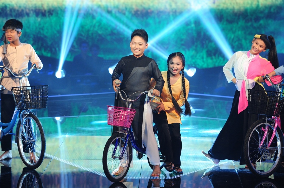 Sự ăn ý của cả hai khiến người hâm mộ ví đây là phiên bản nhí của cặp song ca đình đám Đan Trường -  Cẩm Ly.