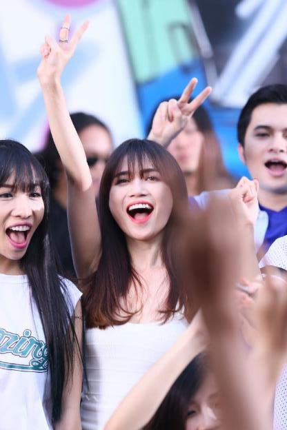 Clip V mang đến cho người xem cảm hứng vui tươi và tràn đầy năng lượng sống.