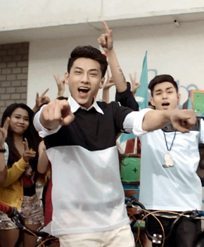   Isaac nhiệt tình khoe vũ đạo.