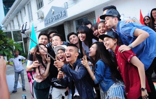 Kha Ngan gui mat hieu toi  20 sao Viet trong clip moi hinh anh