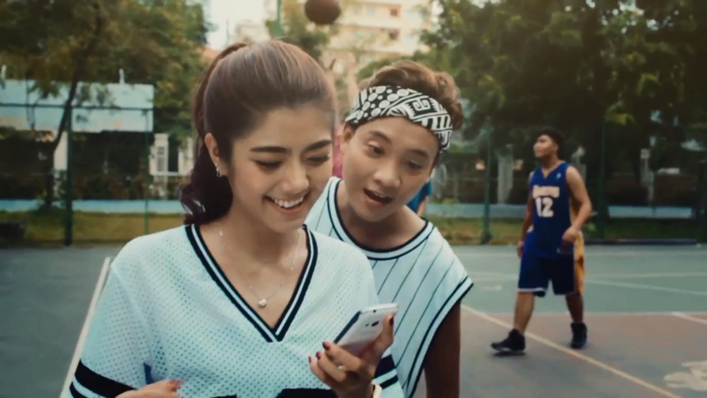 Đàm Phương Linh và Justa Tee nhận tin của Khả Ngân đúng lúc đang tập bóng rổ.