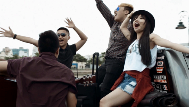 Cũng trên đường di chuyển, nhóm bạn gồm Trung Quân, Sỹ Thanh, Cường 7… được  VOV giao thông hỗ trợ để không bị lạc đường. Họ hào hứng hát theo V - ca khúc mới được Dương Khắc Linh ra mắt.