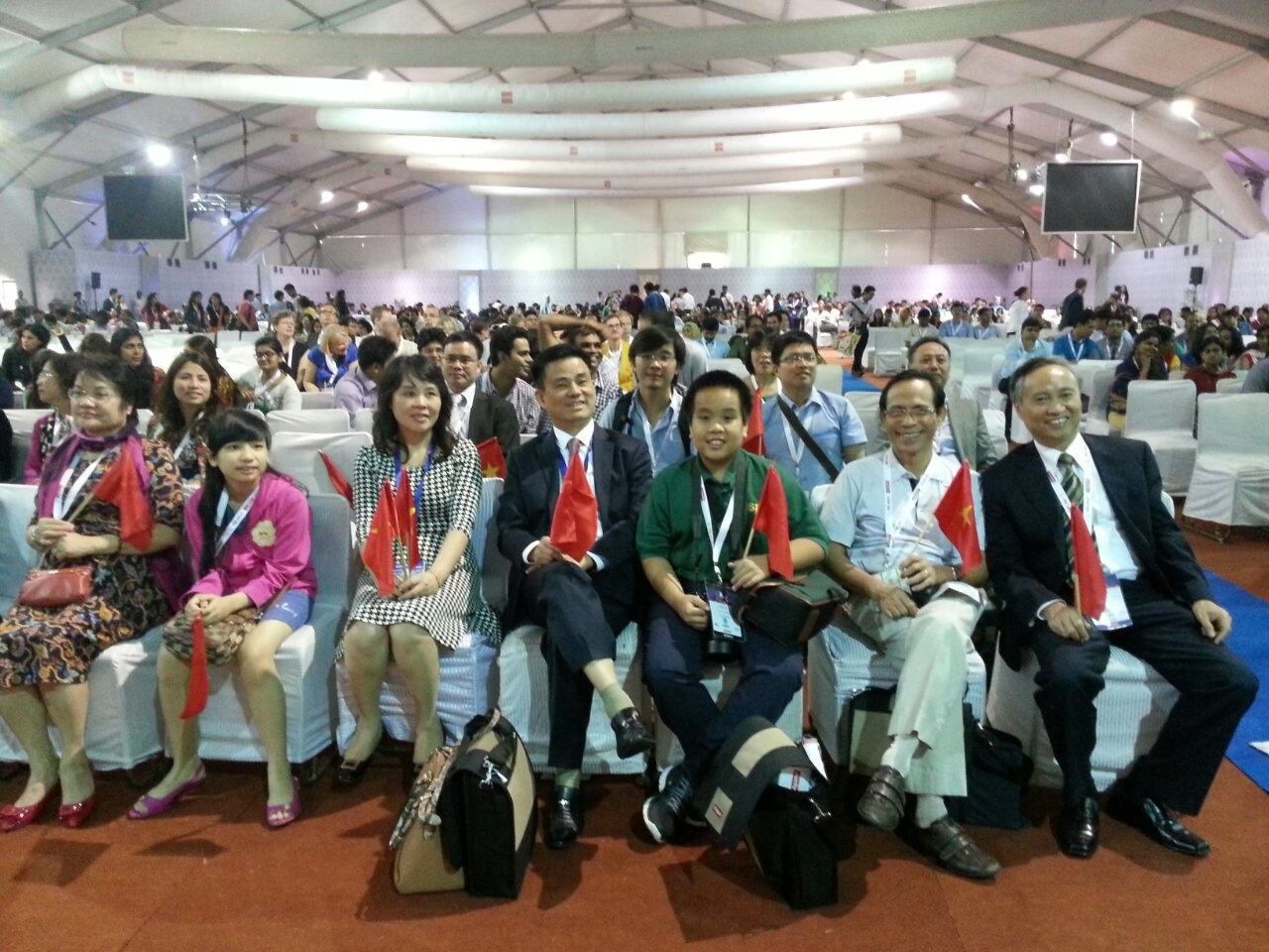 Đỗ Nhật Nam và đoàn đại diện từ Việt Nam tham dự hội nghị.
