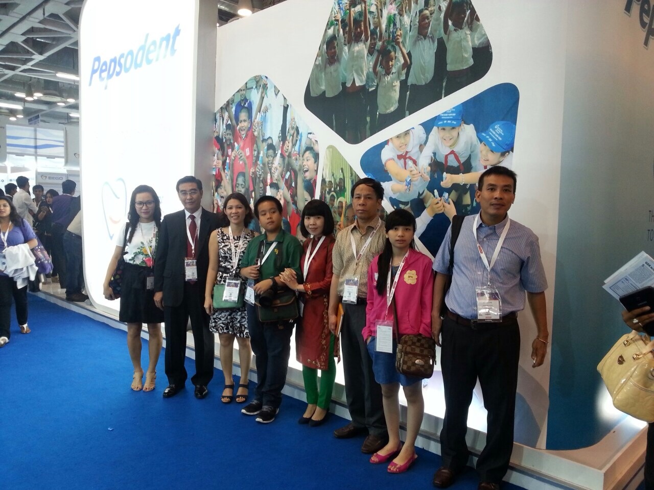   Cuối buổi hội nghị, mọi người trong đoàn đi tham quan những sản phẩm công nghệ mới nhất về nha khoa.