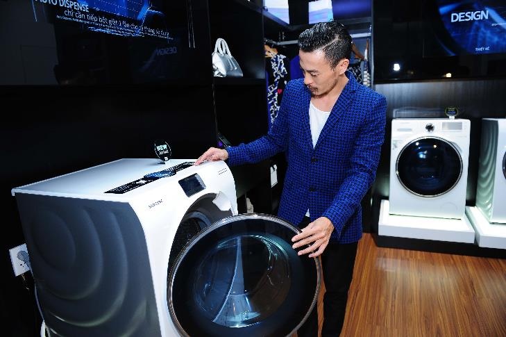 Ngoài âm nhạc, các nghệ sĩ còn được khám phá phong cách sống hiện đại với những thiết bị điện tử gia dụng thông minh như máy điều hòa thế hệ mới, tủ lạnh Samsung Food Showcase, máy giặt thông minh Samsung Crystal Blue… Ngoài ra, vẻ đẹp tinh tế của các thiết bị nội thất BoConcept đồng hành cùng dự án “This Is Living” đến từ Đan Mạchcũng khiến nhiều người ấn tượng.